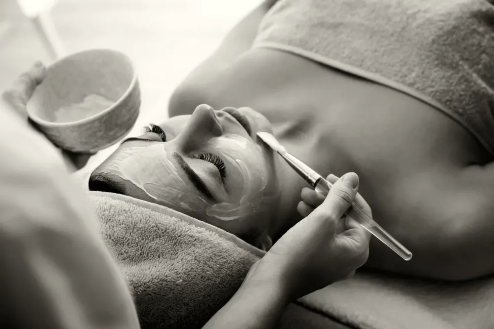 masque et soin du visage en institut noir et blanc