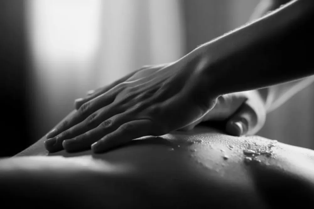 massage et soin du corps en institut noir et blanc